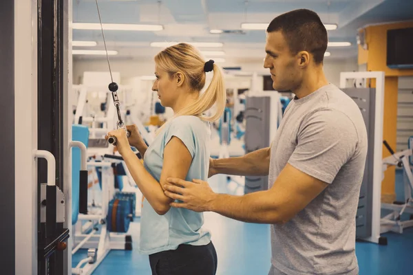 The concept of personal training. Coach and client in the gym — Stock Photo, Image