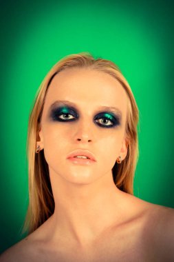 Makyaj yeşil gölgeler ile