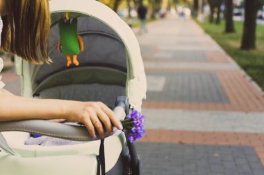 Anne üzerinde bir bebek arabası