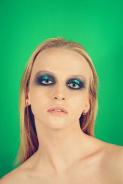 Makyaj yeşil gölgeler ile