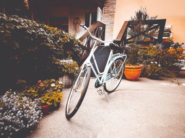 sokakta parlak turkuaz bisiklet