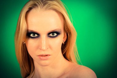 Makyaj yeşil gölgeler ile