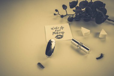 kavram: pembe bir arka plan ve orkide çiçek makyaj kozmetik