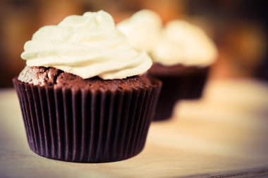 bir tepsi üzerinde pek çok güzel pastalar