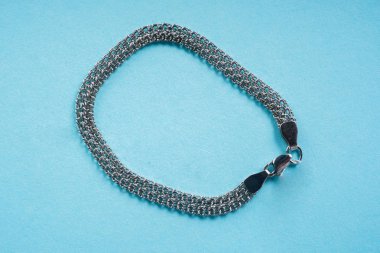 mavi bir arka plan üzerinde gümüş bilezik