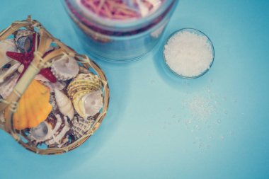 Arka plan spa kabukları mum ve tuz konu üzerinde