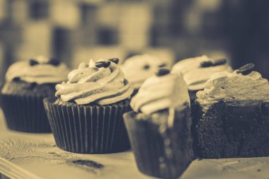 bir tepsi üzerinde pek çok güzel pastalar