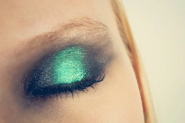 Make-up met groene schaduwen — Stockfoto