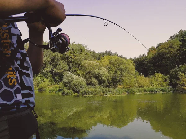 Fiskaren är fiske på sjön i sommar — Stockfoto