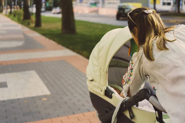 Moeder met een wandelwagen — Stockfoto