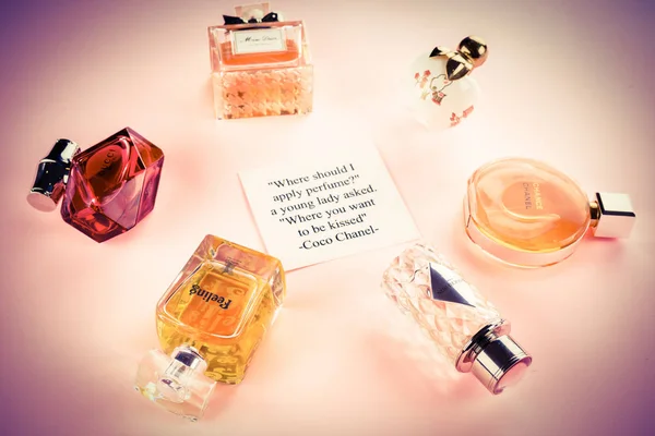 Słoiki z perfumami na różowym tle — Zdjęcie stockowe