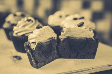 krema ile kesilmiş muffins