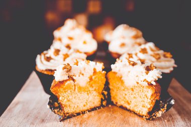 bir tepsi üzerinde pek çok güzel pastalar