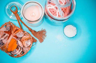 Arka plan spa kabukları mum ve tuz konu üzerinde