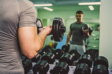 Spor salonunda vücut geliştirmeci