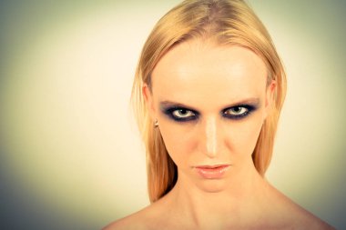 Makyaj yeşil gölgeler ile