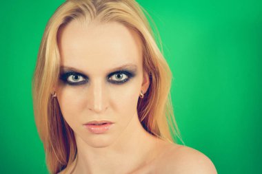 Makyaj yeşil gölgeler ile