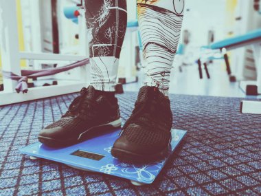 spor salonunda terazi üzerinde ayaklar