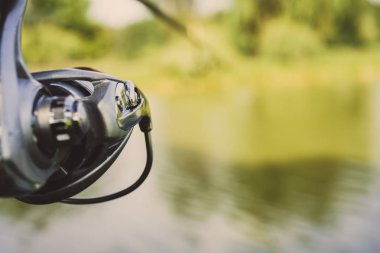 balıkçı gölde balık tutma