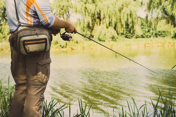 Il pescatore pesca sul lago — Foto Stock