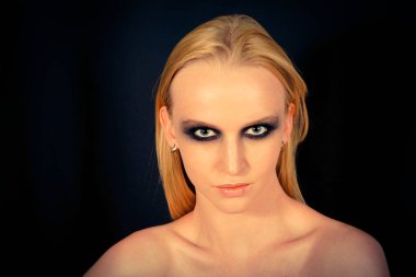 Makyaj yeşil gölgeler ile