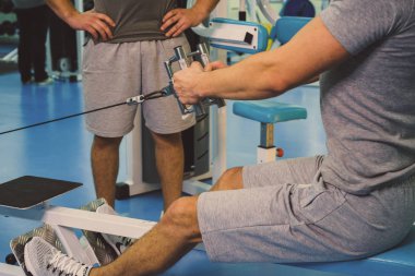 Spor salonunda vücut geliştirmeci