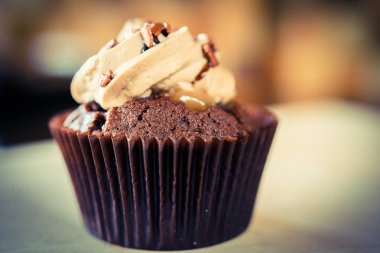 bir tepsi üzerinde pek çok güzel pastalar