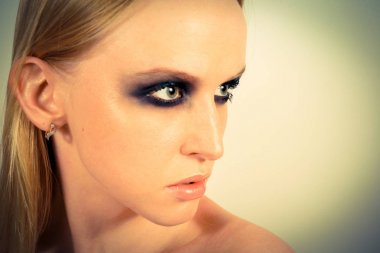 Makyaj yeşil gölgeler ile