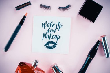 pembe bir arka plan üzerinde makyaj araçları