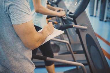 Eğitim koçu ve kızlar