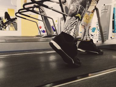 ayak koşu bandı üzerinde gitmek