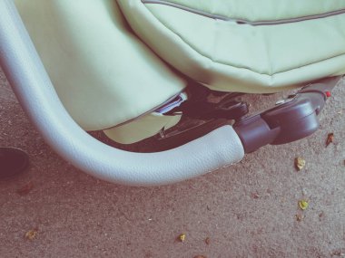 Çocuk arabası ve bacaklar