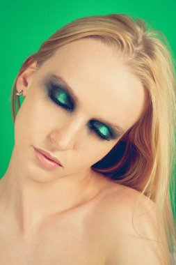 Makyaj yeşil gölgeler ile