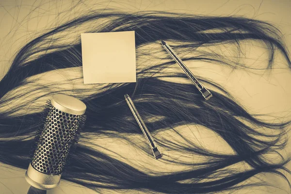 Fodrász koncepció: hamis haj és hajtűk — Stock Fotó