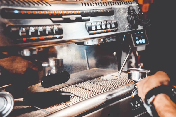 커피 자판기에서 커피를 준비 하는 바텐더 — 스톡 사진