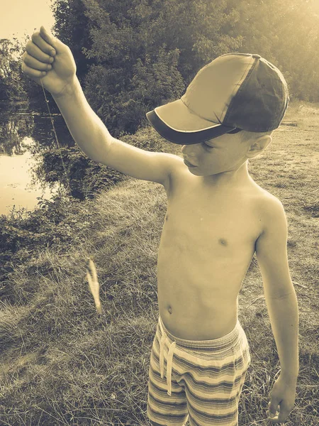 The boy is fishing — Stock Photo, Image