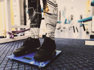 spor salonunda terazi üzerinde ayaklar