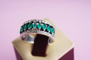 Güzel gümüş yüzük yakın