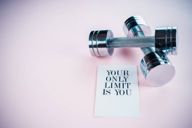 pembe bir arka plan üzerinde halter