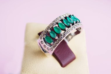 Güzel gümüş yüzük yakın