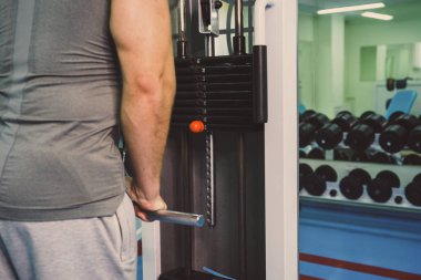 Spor salonunda vücut geliştirmeci