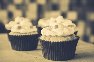 bir tepsi üzerinde pek çok güzel pastalar