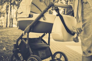 Anne üzerinde bir bebek arabası