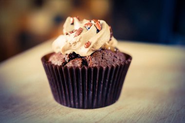 bir tepsi üzerinde pek çok güzel pastalar