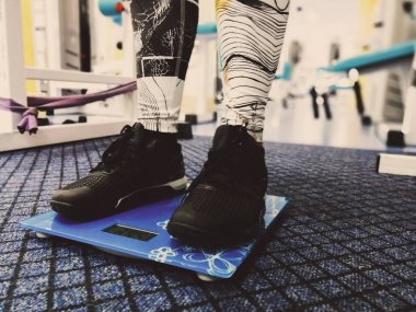 spor salonunda terazi üzerinde ayaklar