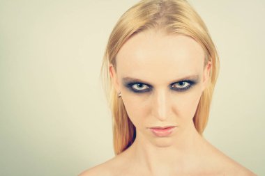 Makyaj yeşil gölgeler ile