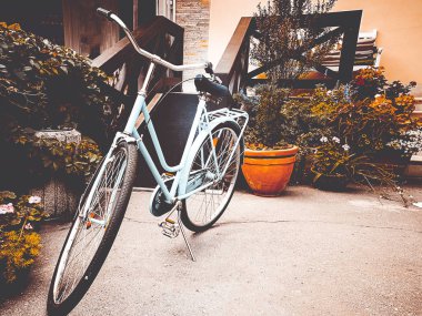 sokakta parlak turkuaz bisiklet