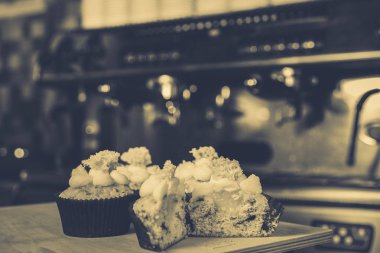 Kahve makinesi ve kafede capkake