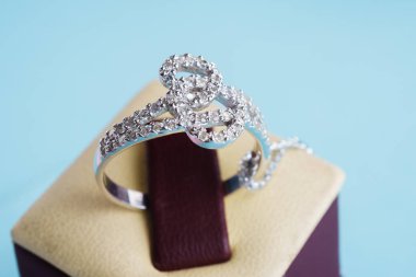 Taşlar ile güzel takı