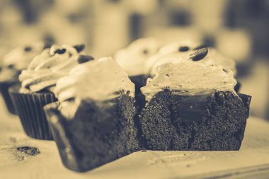 krema ile kesilmiş muffins